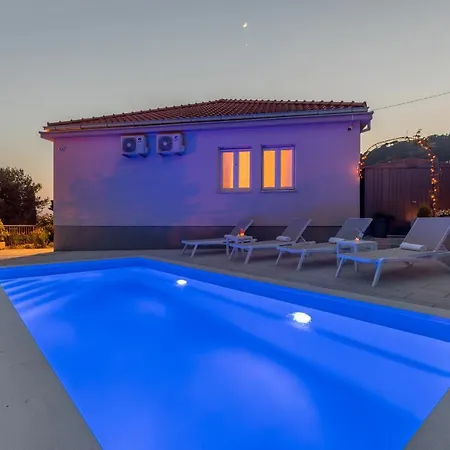 Villa Katess With Heated Pool Split Exterior photo