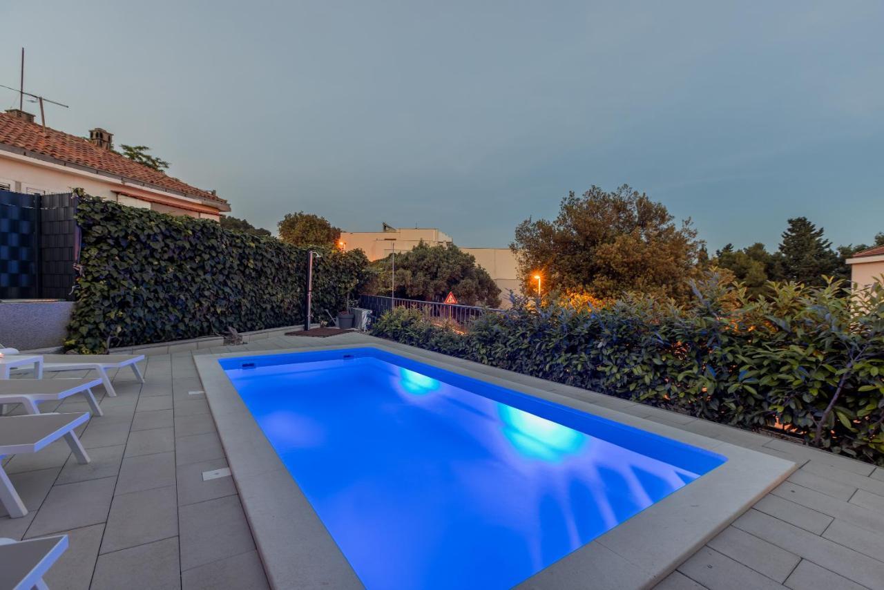 Katess With Heated Pool *