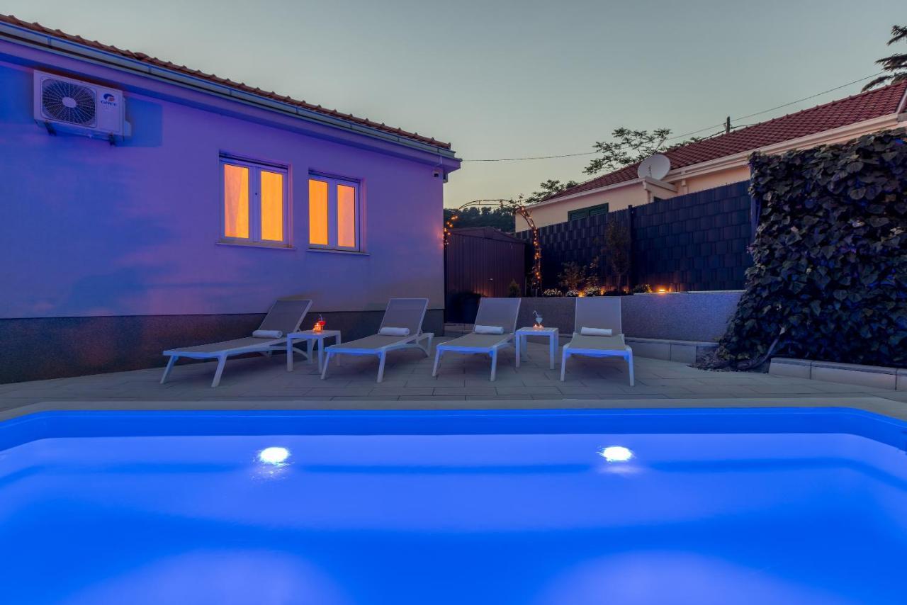 Katess With Heated Pool *